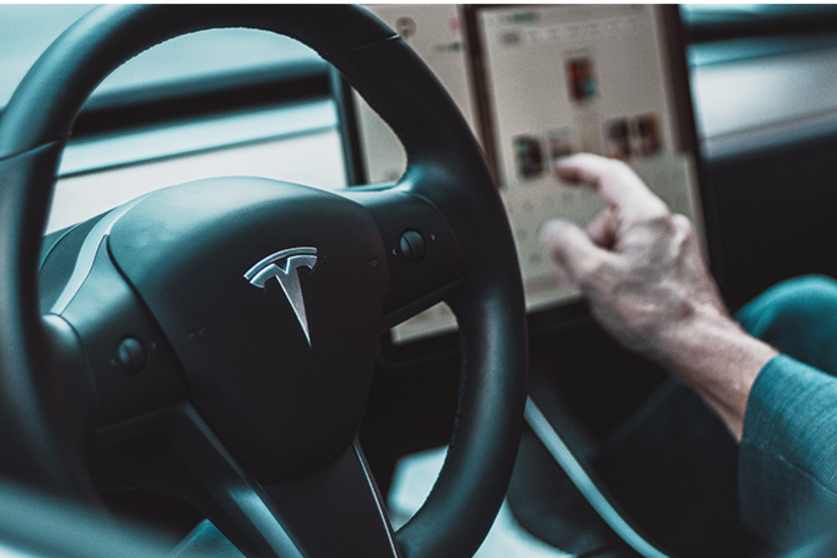 Кермо електрокара Tesla